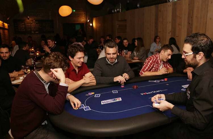 How many poker players at a table